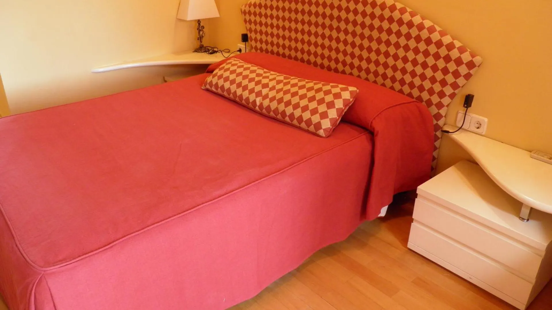 Apartaments Sant Jordi Girona 97 Barcelona 0*,  Spanje